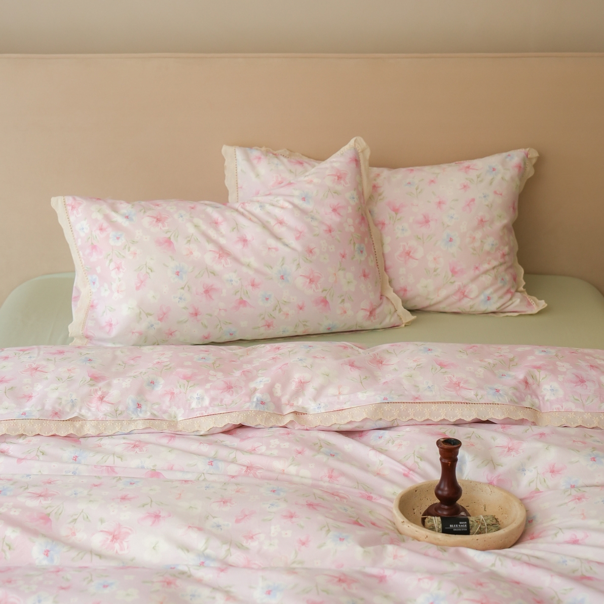 91家纺网 家纺一手货源 找家纺 洺兰家居 2025年小清新全棉13372镂空花边小碎花ins风水洗棉四件套 白露