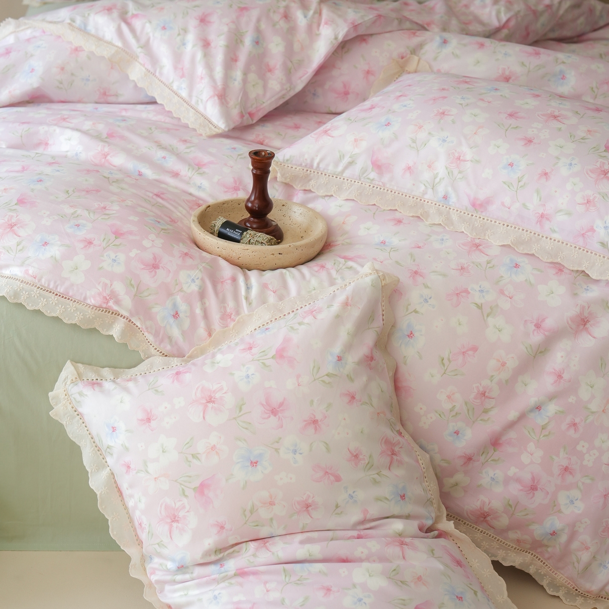 91家纺网 家纺一手货源 找家纺 洺兰家居 2025年小清新全棉13372镂空花边小碎花ins风水洗棉四件套 白露