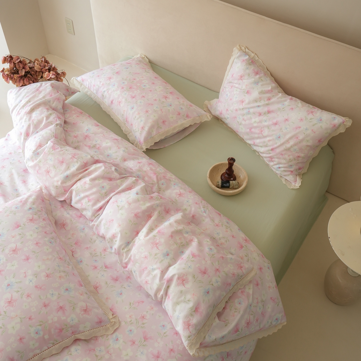 91家纺网 家纺一手货源 找家纺 洺兰家居 2025年小清新全棉13372镂空花边小碎花ins风水洗棉四件套 白露