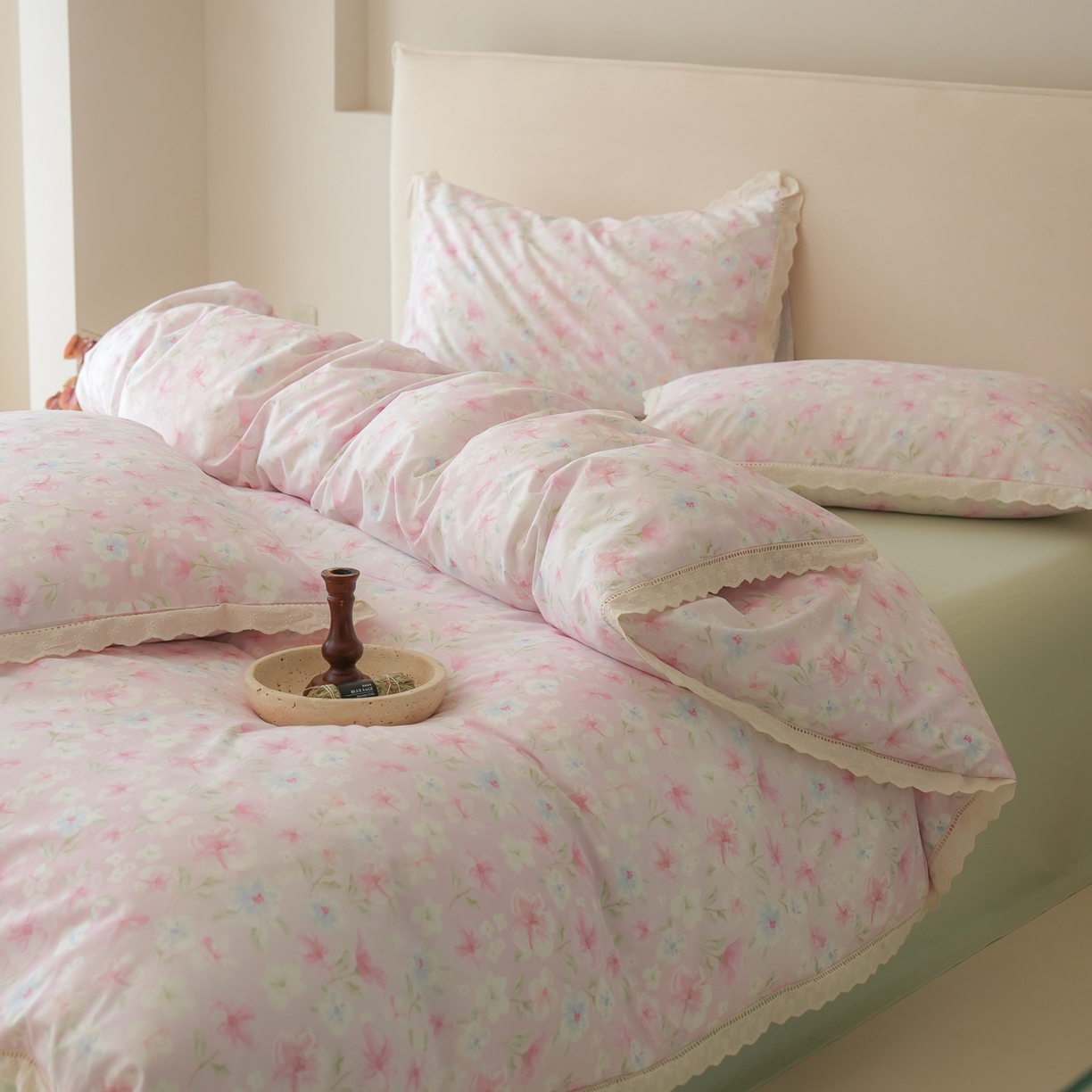 91家纺网 家纺一手货源 找家纺 洺兰家居 2025年小清新全棉13372镂空花边小碎花ins风水洗棉四件套 白露