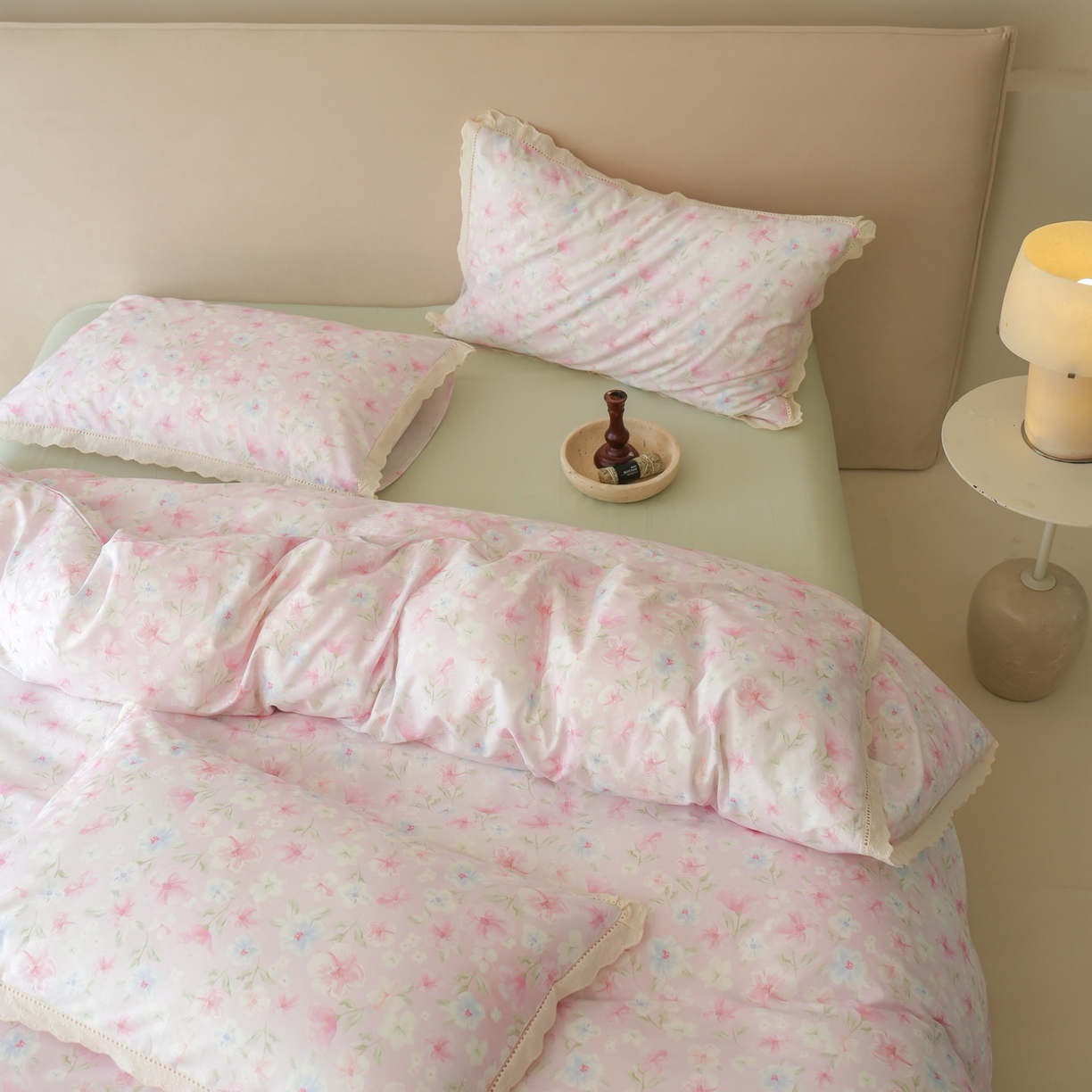 91家纺网 家纺一手货源 找家纺 洺兰家居 2025年小清新全棉13372镂空花边小碎花ins风水洗棉四件套 白露