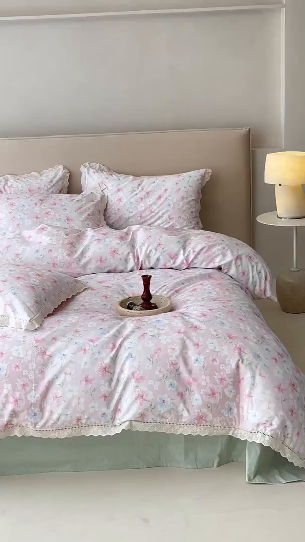 91家纺网 家纺一手货源 找家纺 洺兰家居 2025年小清新全棉13372镂空花边小碎花ins风水洗棉四件套 白露