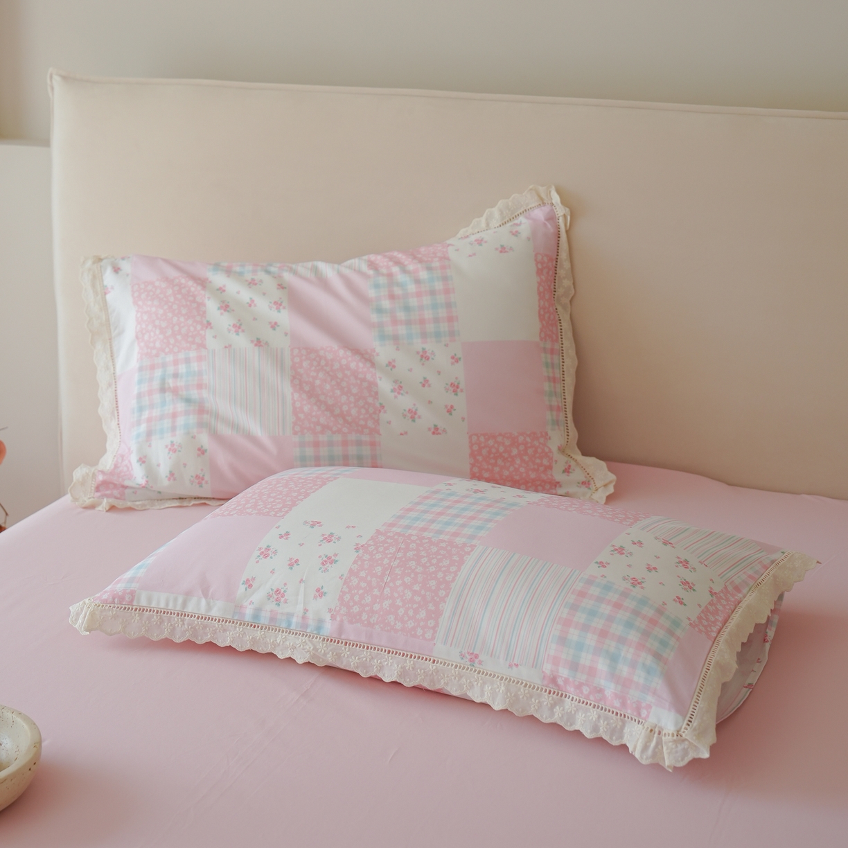 91家纺网 家纺一手货源 找家纺 洺兰家居 2025年小清新全棉13372镂空花边小碎花ins风水洗棉四件套 初醒