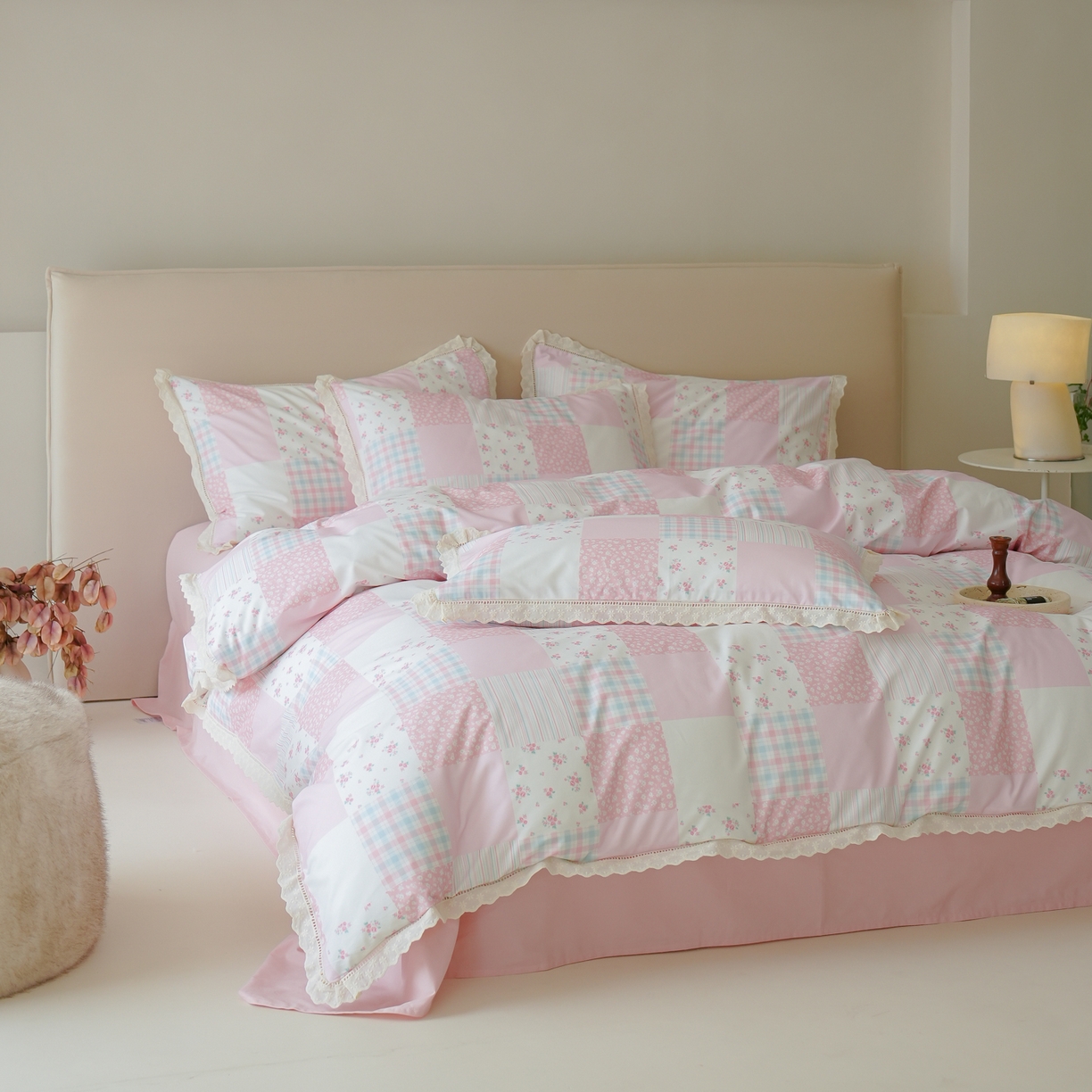 91家纺网 家纺一手货源 找家纺 洺兰家居 2025年小清新全棉13372镂空花边小碎花ins风水洗棉四件套 初醒