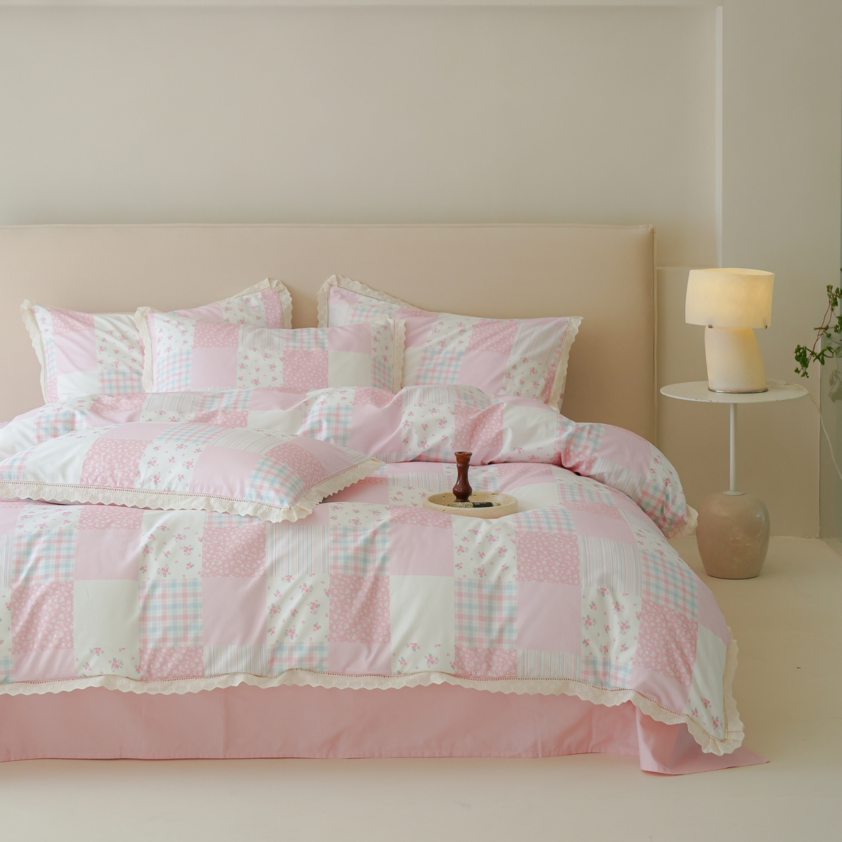 91家纺网 家纺一手货源 找家纺 洺兰家居 2025年小清新全棉13372镂空花边小碎花ins风水洗棉四件套 初醒