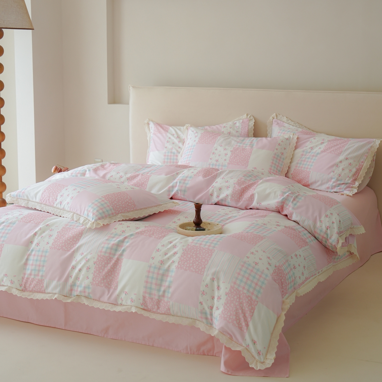 91家纺网 家纺一手货源 找家纺 洺兰家居 2025年小清新全棉13372镂空花边小碎花ins风水洗棉四件套 初醒