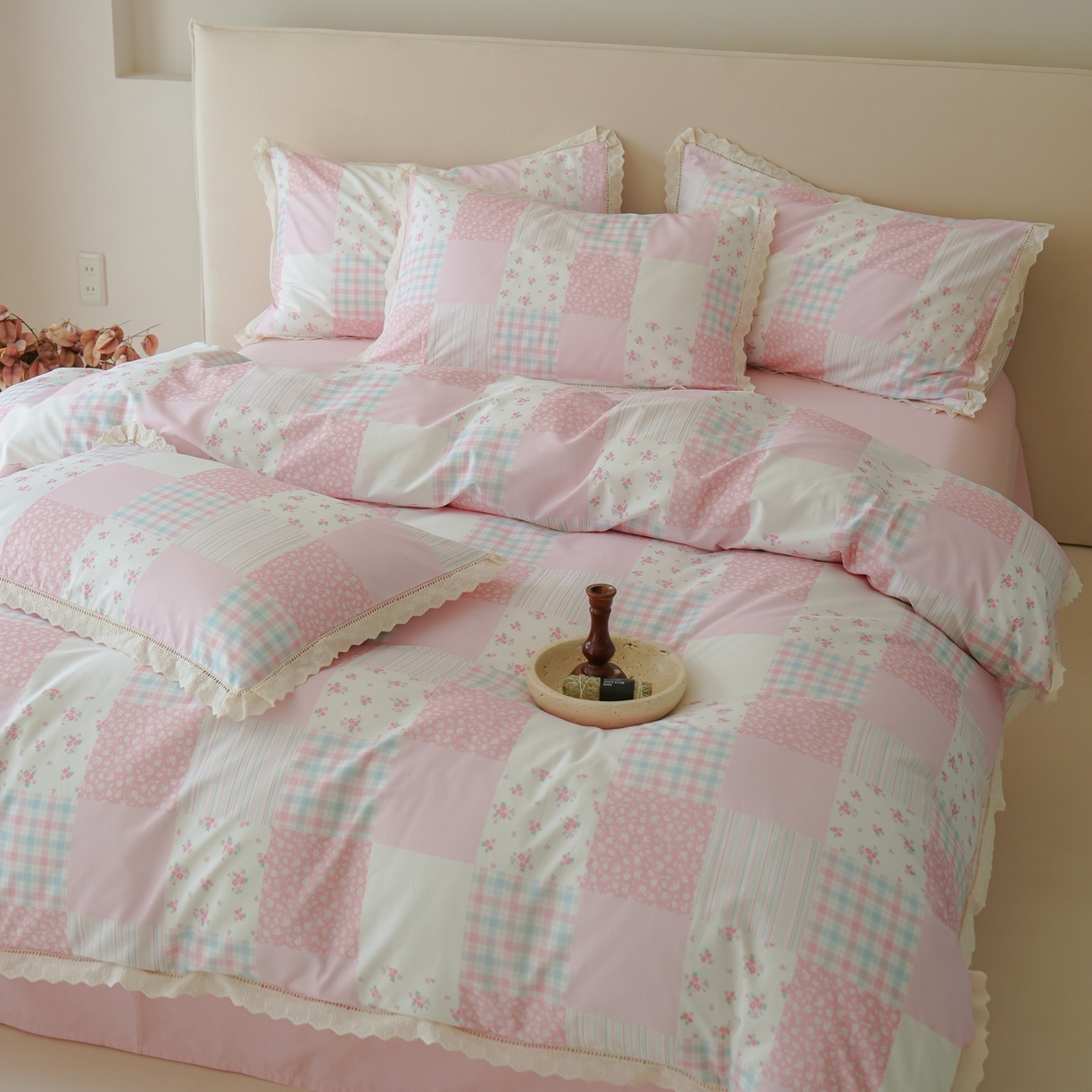 91家纺网 家纺一手货源 找家纺 洺兰家居 2025年小清新全棉13372镂空花边小碎花ins风水洗棉四件套 初醒