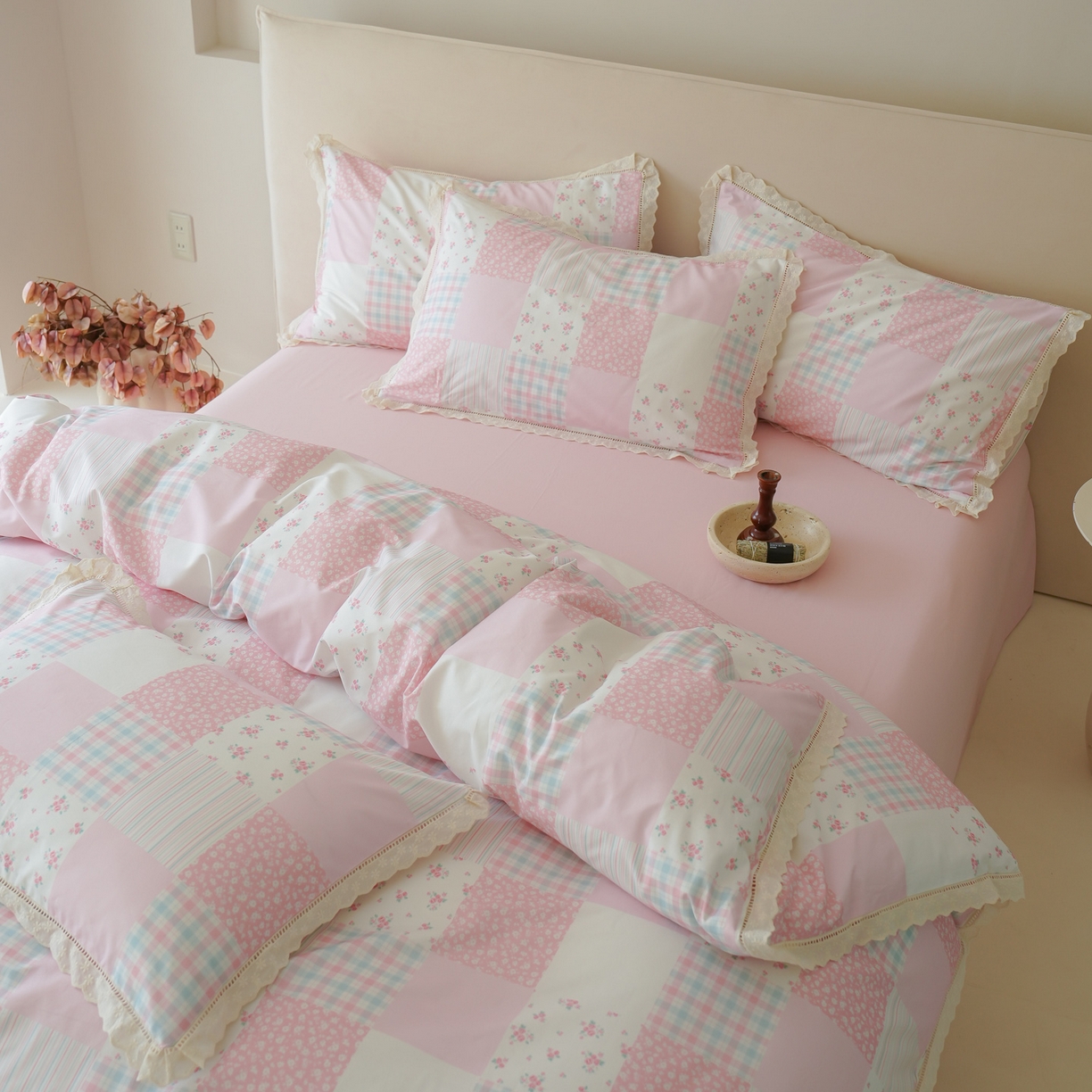 91家纺网 家纺一手货源 找家纺 洺兰家居 2025年小清新全棉13372镂空花边小碎花ins风水洗棉四件套 初醒