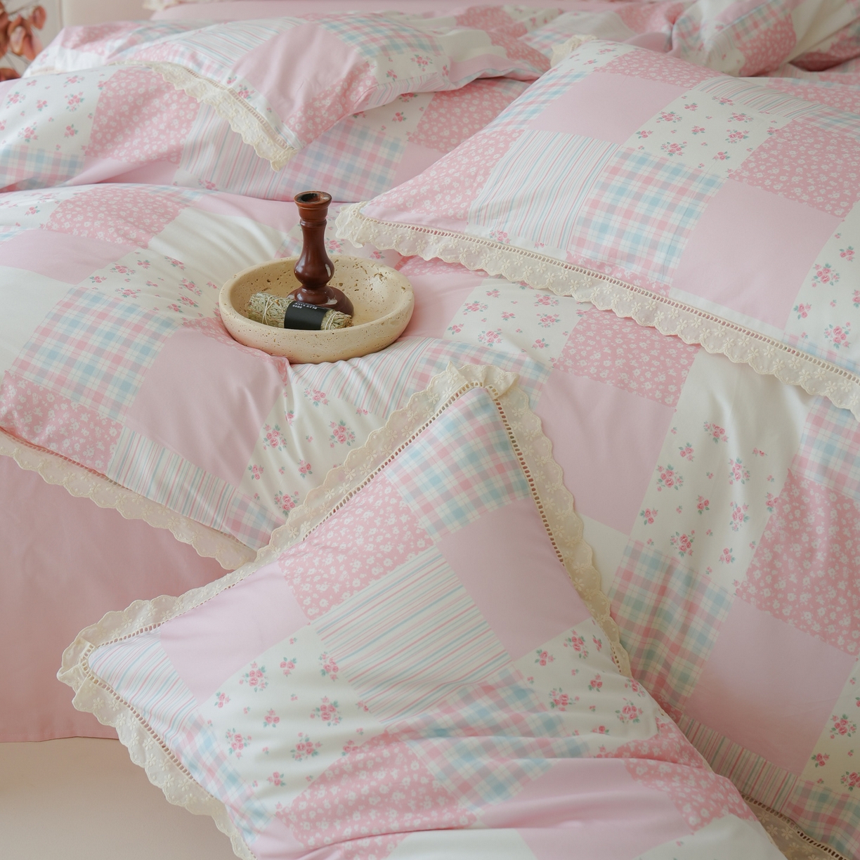 91家纺网 家纺一手货源 找家纺 洺兰家居 2025年小清新全棉13372镂空花边小碎花ins风水洗棉四件套 初醒