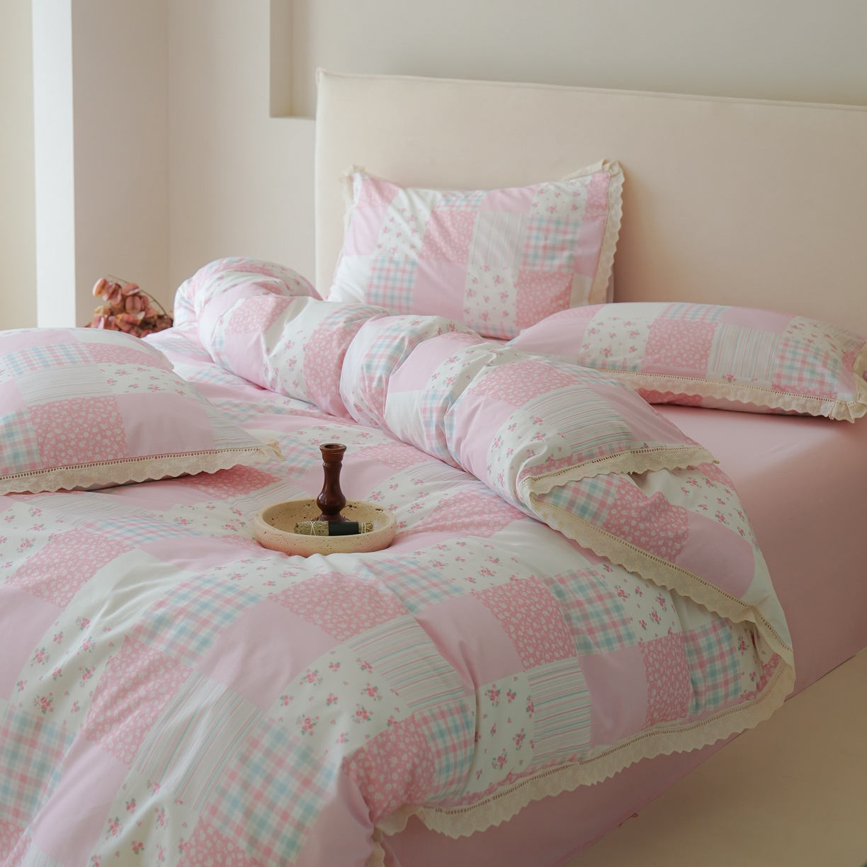 91家纺网 家纺一手货源 找家纺 洺兰家居 2025年小清新全棉13372镂空花边小碎花ins风水洗棉四件套 初醒