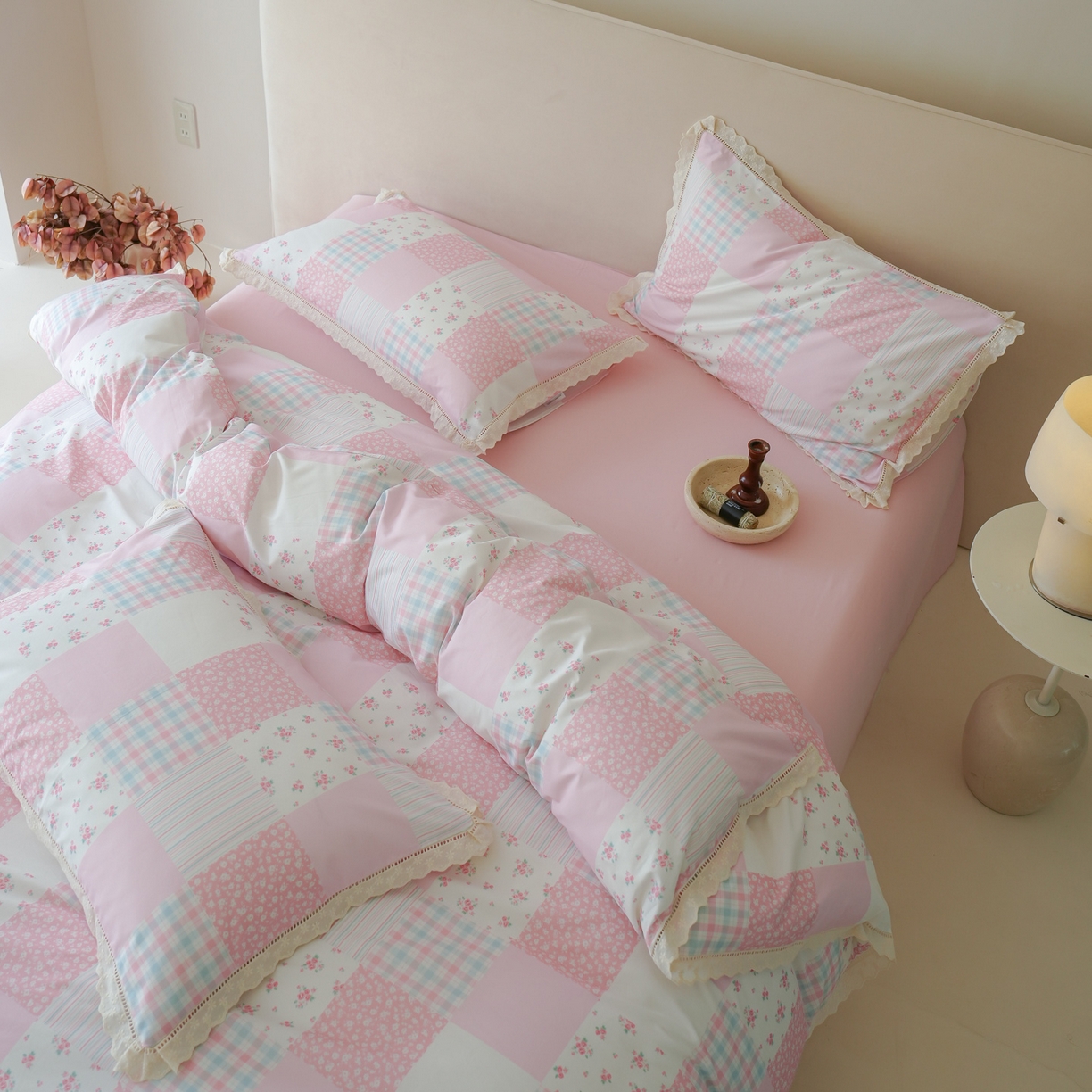 91家纺网 家纺一手货源 找家纺 洺兰家居 2025年小清新全棉13372镂空花边小碎花ins风水洗棉四件套 初醒