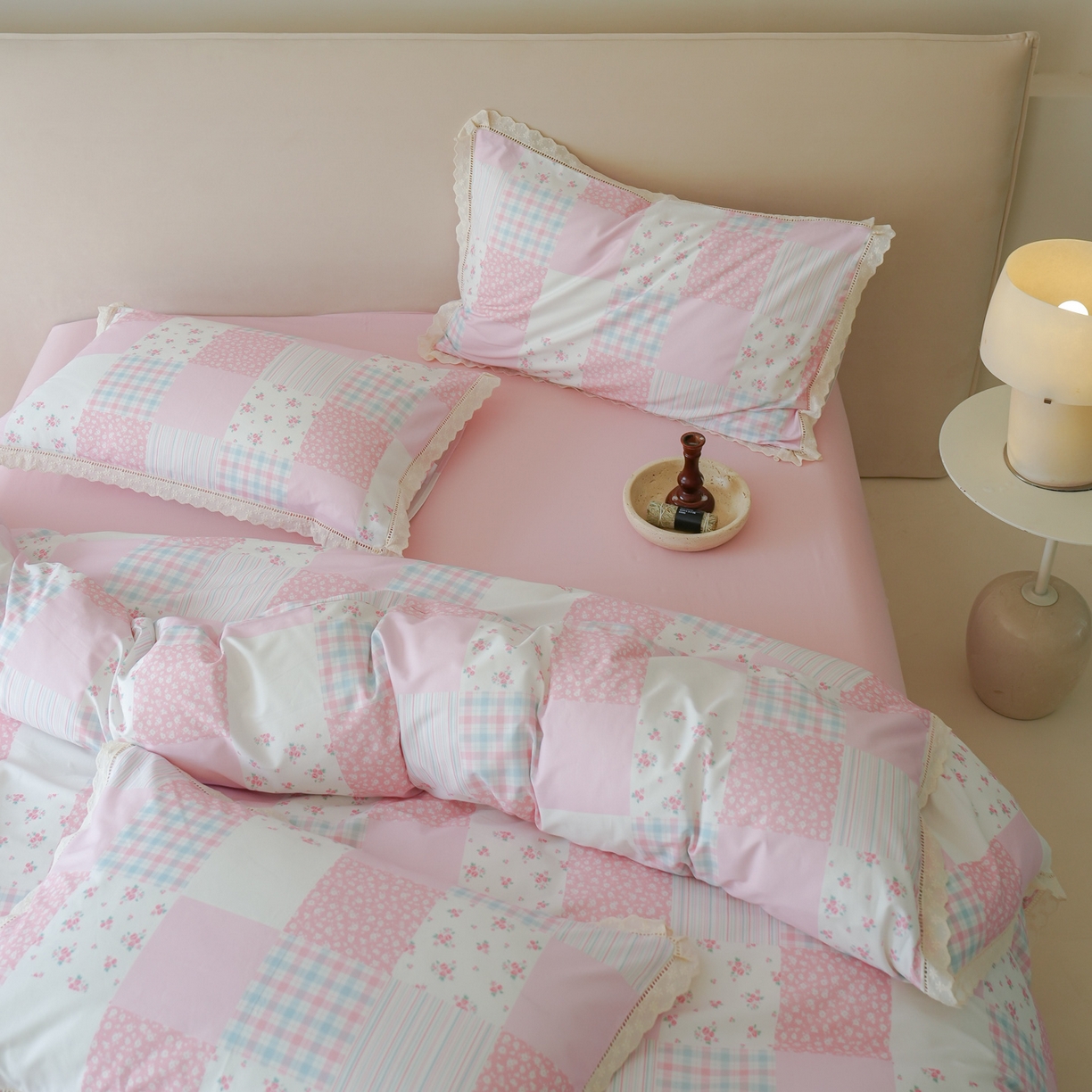 91家纺网 家纺一手货源 找家纺 洺兰家居 2025年小清新全棉13372镂空花边小碎花ins风水洗棉四件套 初醒