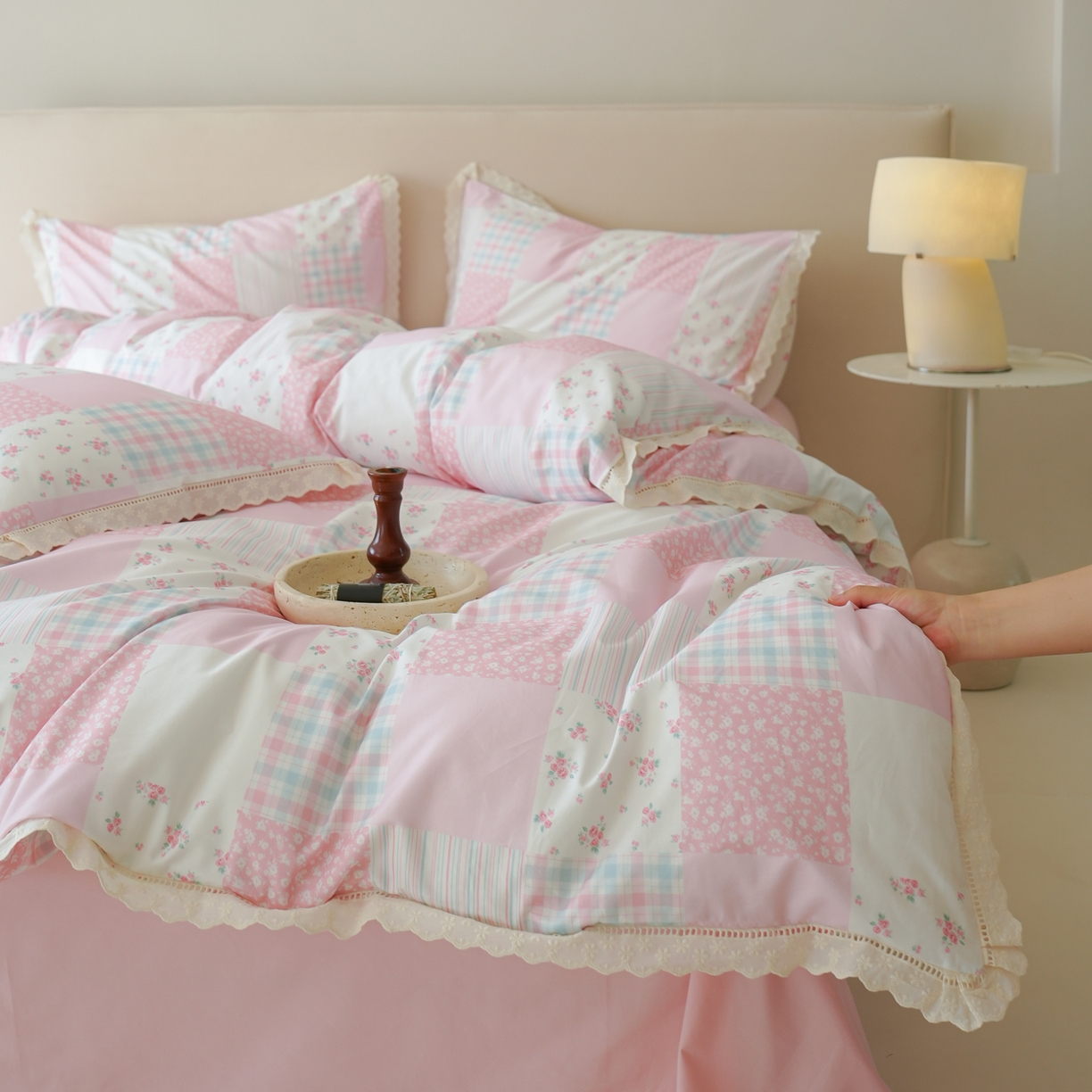 91家纺网 家纺一手货源 找家纺 洺兰家居 2025年小清新全棉13372镂空花边小碎花ins风水洗棉四件套 初醒