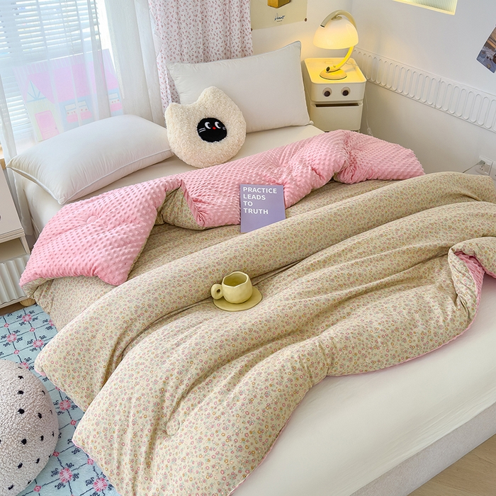 91家纺网 家纺一手货源 找家纺 乐沐 2025新款A类水洗棉双层纱豆豆绒被芯 花颜悦色