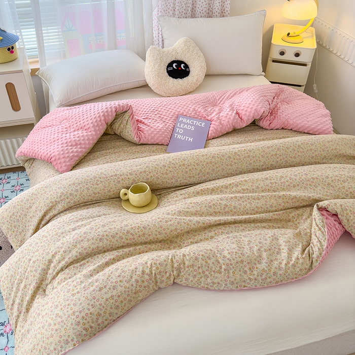 91家纺网 家纺一手货源 找家纺 乐沐 2025新款A类水洗棉双层纱豆豆绒被芯 花颜悦色