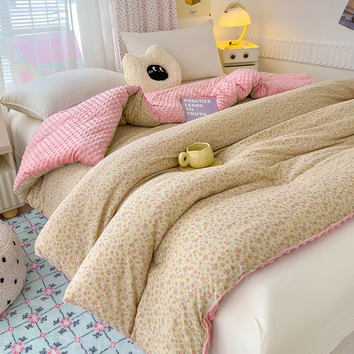 91家纺网 家纺一手货源 找家纺 乐沐 2025新款A类水洗棉双层纱豆豆绒被芯 花颜悦色