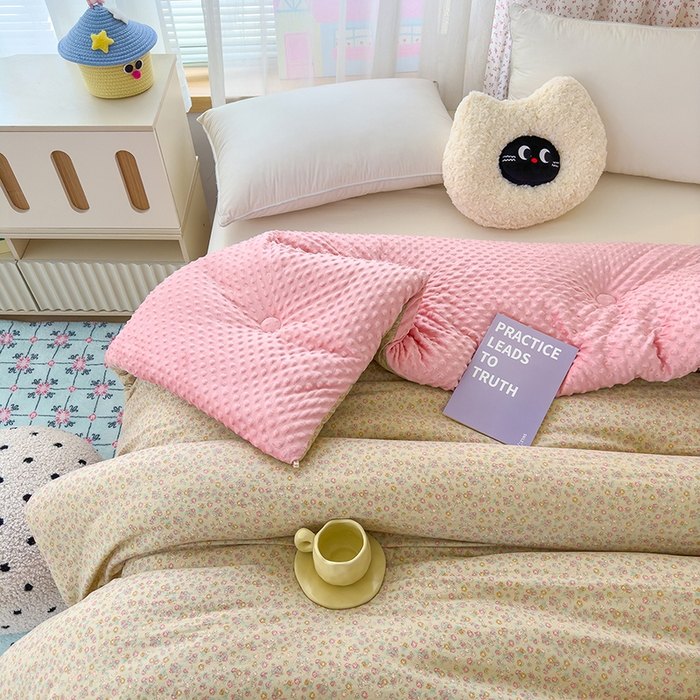 91家纺网 家纺一手货源 找家纺 乐沐 2025新款A类水洗棉双层纱豆豆绒被芯 花颜悦色