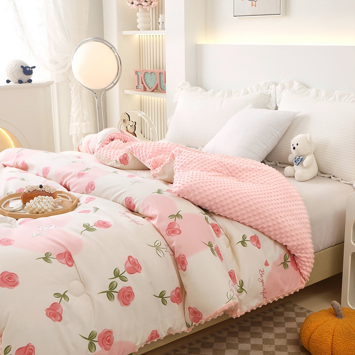 91家纺网 家纺一手货源 找家纺 乐沐 2025新款A类水洗棉双层纱豆豆绒被芯 玫瑰爱恋