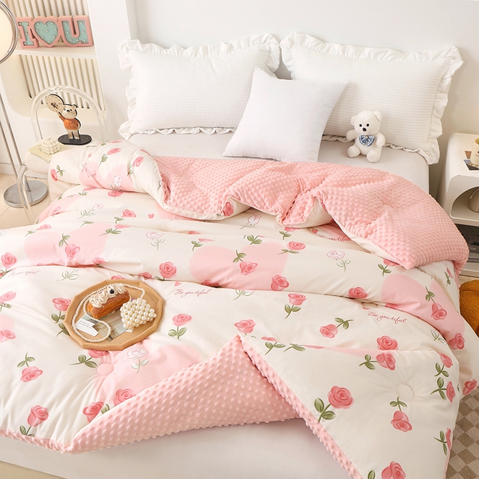 91家纺网 家纺一手货源 找家纺 乐沐 2025新款A类水洗棉双层纱豆豆绒被芯 玫瑰爱恋