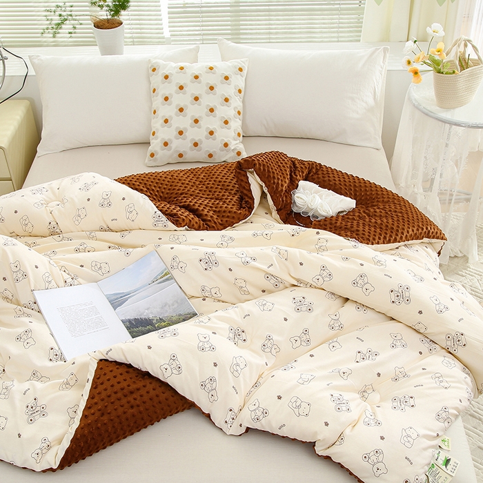 91家纺网 家纺一手货源 找家纺 乐沐 2025新款A类水洗棉双层纱豆豆绒被芯 小熊嘟嘟