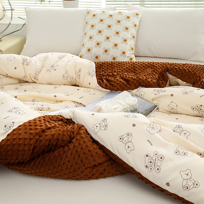 91家纺网 家纺一手货源 找家纺 乐沐 2025新款A类水洗棉双层纱豆豆绒被芯 小熊嘟嘟
