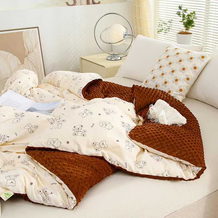 91家纺网 家纺一手货源 找家纺 乐沐 2025新款A类水洗棉双层纱豆豆绒被芯 小熊嘟嘟