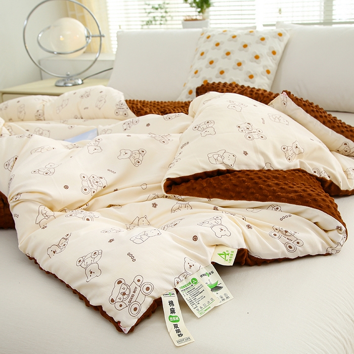 91家纺网 家纺一手货源 找家纺 乐沐 2025新款A类水洗棉双层纱豆豆绒被芯 小熊嘟嘟