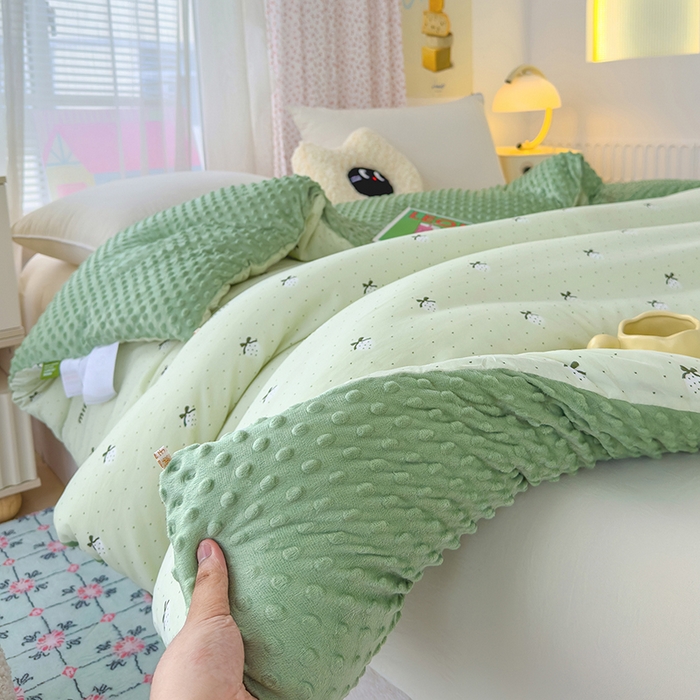 91家纺网 家纺一手货源 找家纺 乐沐 2025新款A类水洗棉双层纱豆豆绒被芯 幸福草莓