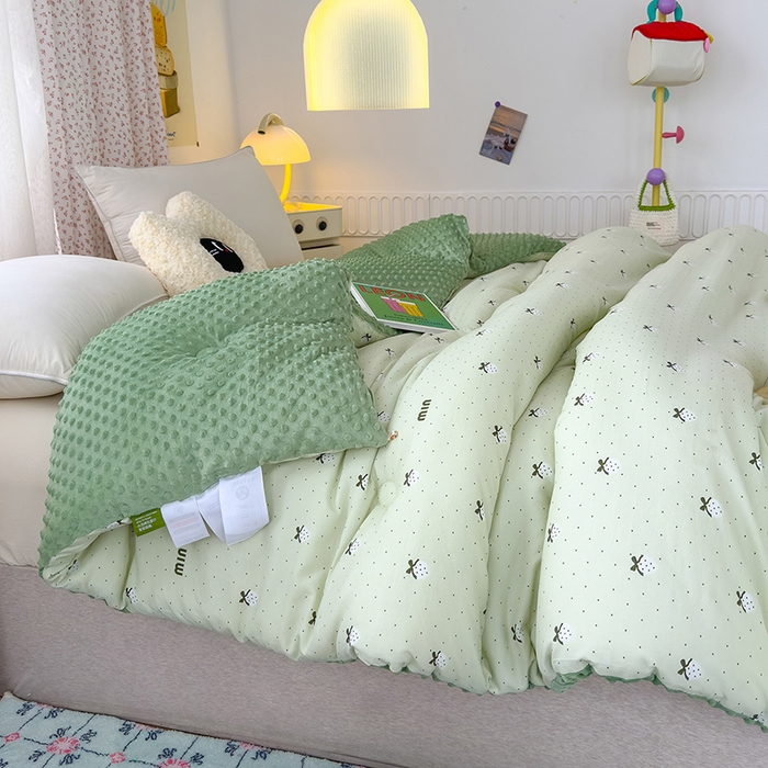 91家纺网 家纺一手货源 找家纺 乐沐 2025新款A类水洗棉双层纱豆豆绒被芯 幸福草莓