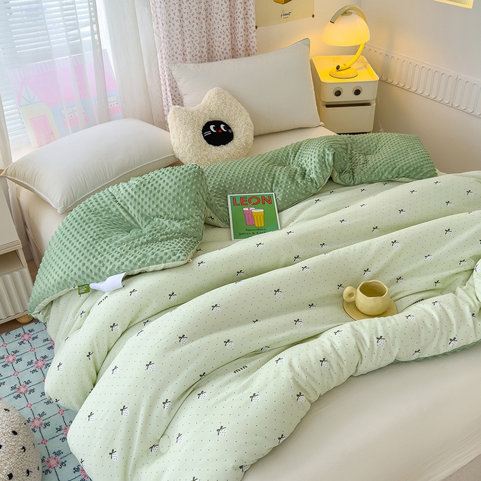 91家纺网 家纺一手货源 找家纺 乐沐 2025新款A类水洗棉双层纱豆豆绒被芯 幸福草莓