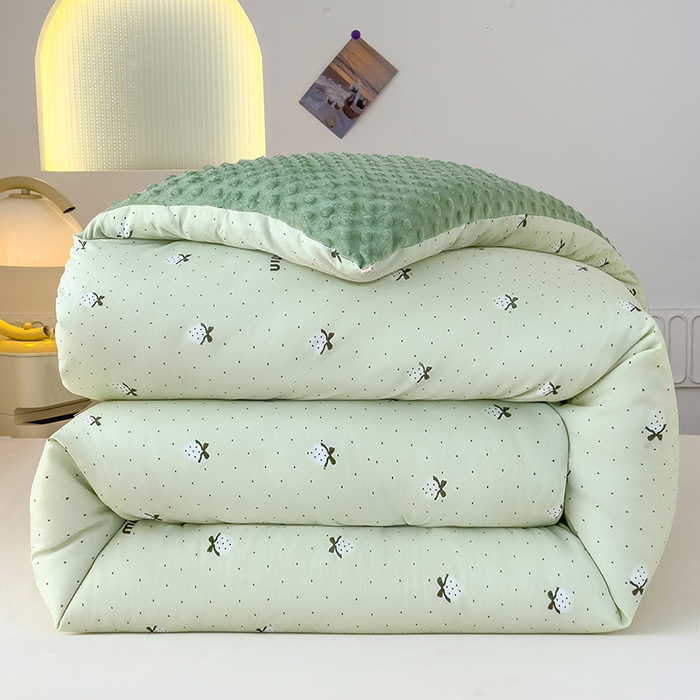 91家纺网 家纺一手货源 找家纺 乐沐 2025新款A类水洗棉双层纱豆豆绒被芯 幸福草莓