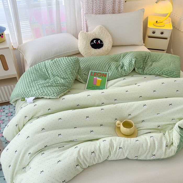 91家纺网 家纺一手货源 找家纺 乐沐 2025新款A类水洗棉双层纱豆豆绒被芯 幸福草莓