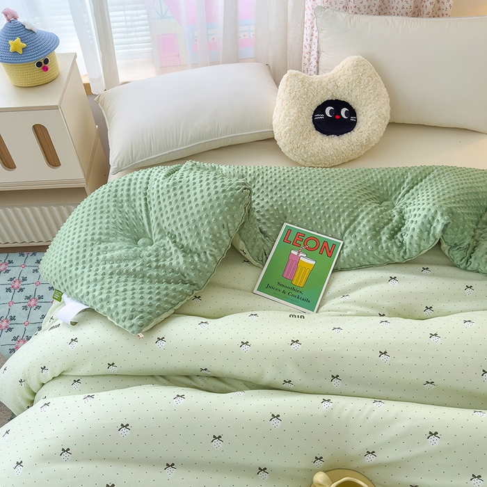 91家纺网 家纺一手货源 找家纺 乐沐 2025新款A类水洗棉双层纱豆豆绒被芯 幸福草莓