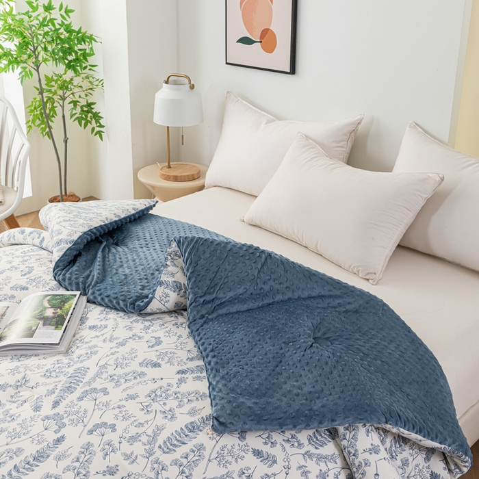 91家纺网 家纺一手货源 找家纺 乐沐 2025新款A类水洗棉双层纱豆豆绒被芯 叶语情深-蓝