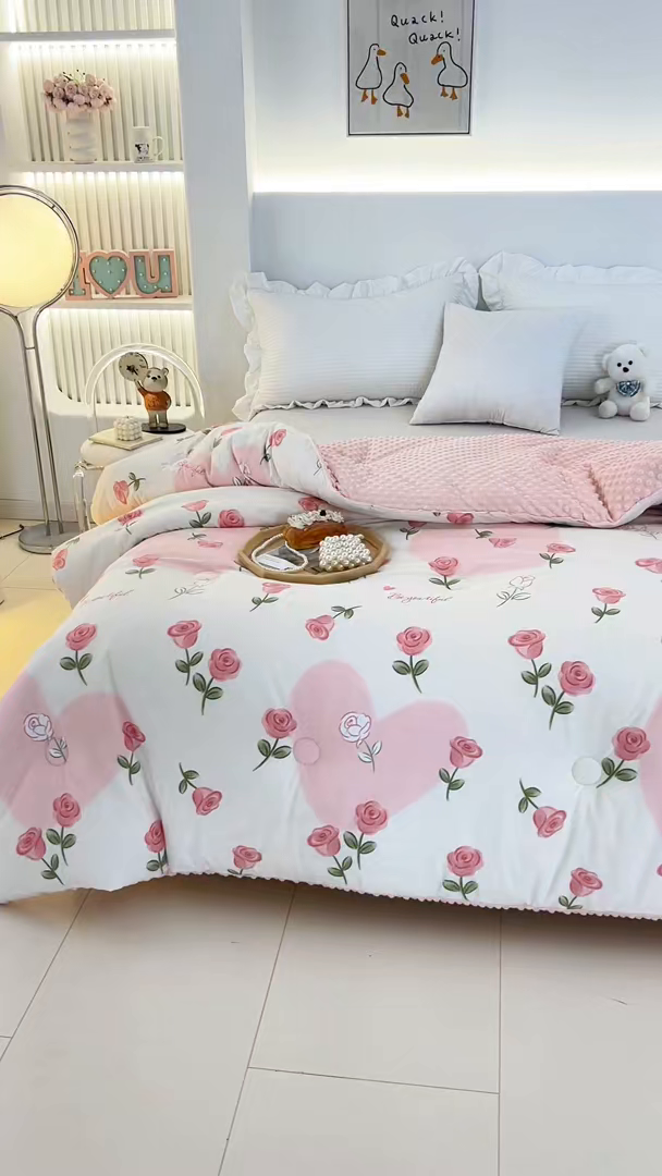 91家纺网 家纺一手货源 找家纺 乐沐 2025新款A类水洗棉双层纱豆豆绒被芯 玫瑰爱恋