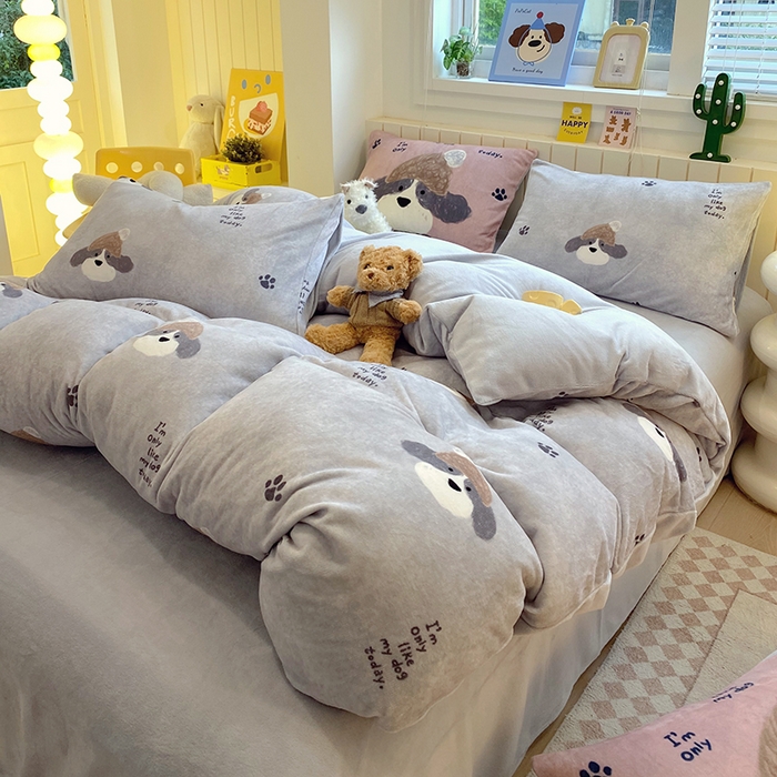 91家纺网 家纺一手货源 找家纺 葡萄家 2025新款高克重印花牛奶绒四件套萌系卡通 冬日狗