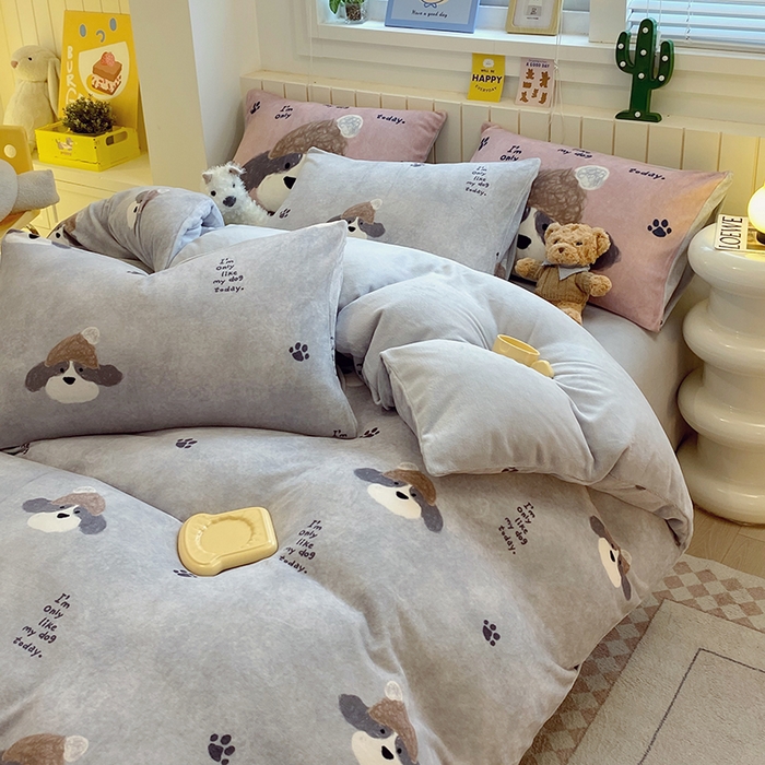 91家纺网 家纺一手货源 找家纺 葡萄家 2025新款高克重印花牛奶绒四件套萌系卡通 冬日狗