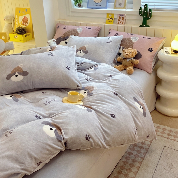 91家纺网 家纺一手货源 找家纺 葡萄家 2025新款高克重印花牛奶绒四件套萌系卡通 冬日狗