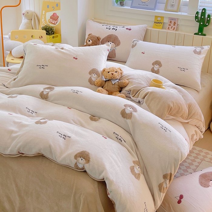 91家纺网 家纺一手货源 找家纺 葡萄家 2025新款高克重印花牛奶绒四件套萌系卡通 比熊