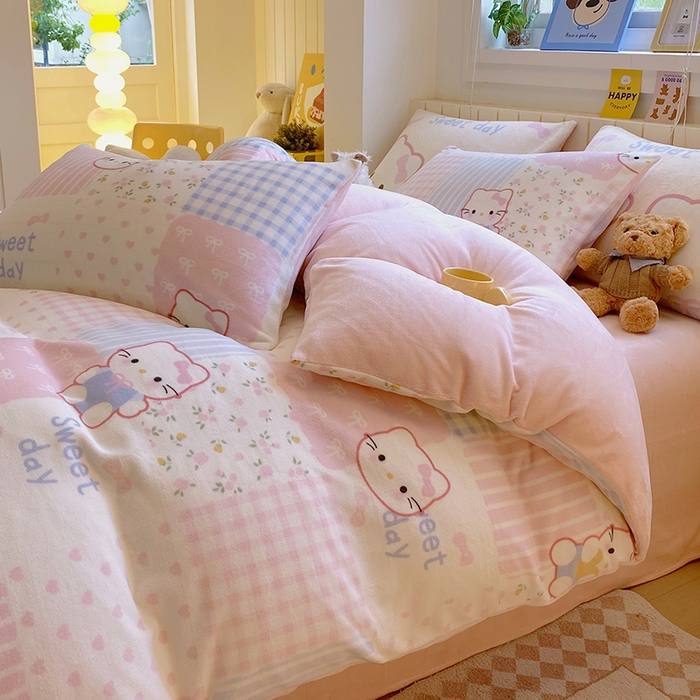 91家纺网 家纺一手货源 找家纺 葡萄家 2025新款高克重印花牛奶绒四件套萌系卡通 布丁猫