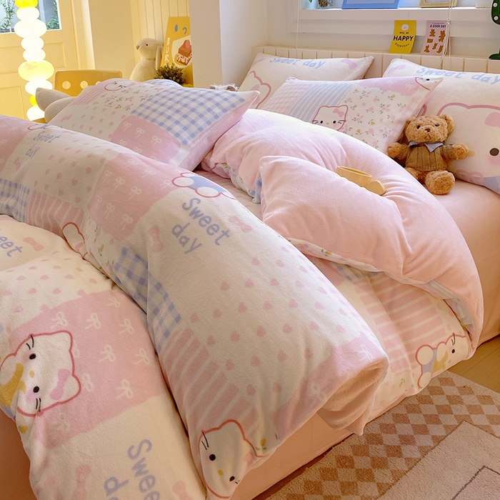 91家纺网 家纺一手货源 找家纺 葡萄家 2025新款高克重印花牛奶绒四件套萌系卡通 布丁猫