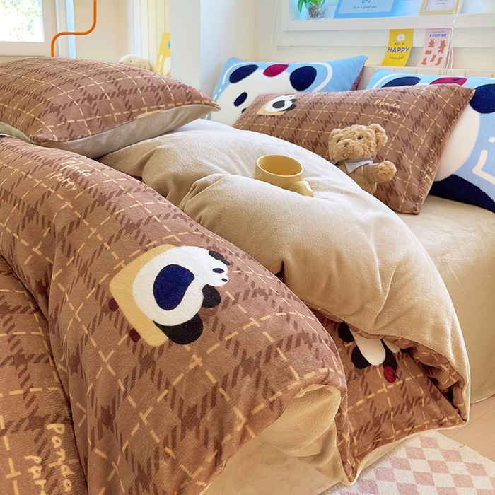 91家纺网 家纺一手货源 找家纺 葡萄家 2025新款高克重印花牛奶绒四件套萌系卡通 滑板熊猫