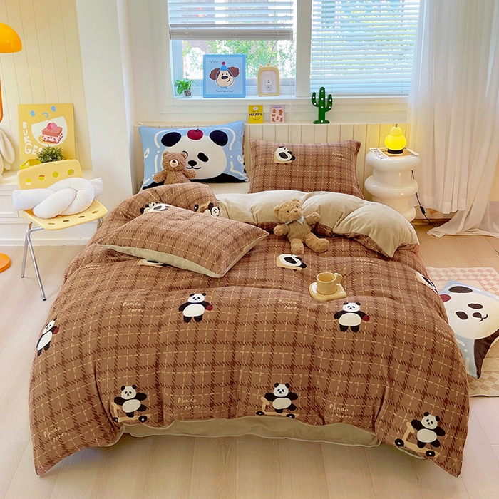 91家纺网 家纺一手货源 找家纺 葡萄家 2025新款高克重印花牛奶绒四件套萌系卡通 滑板熊猫