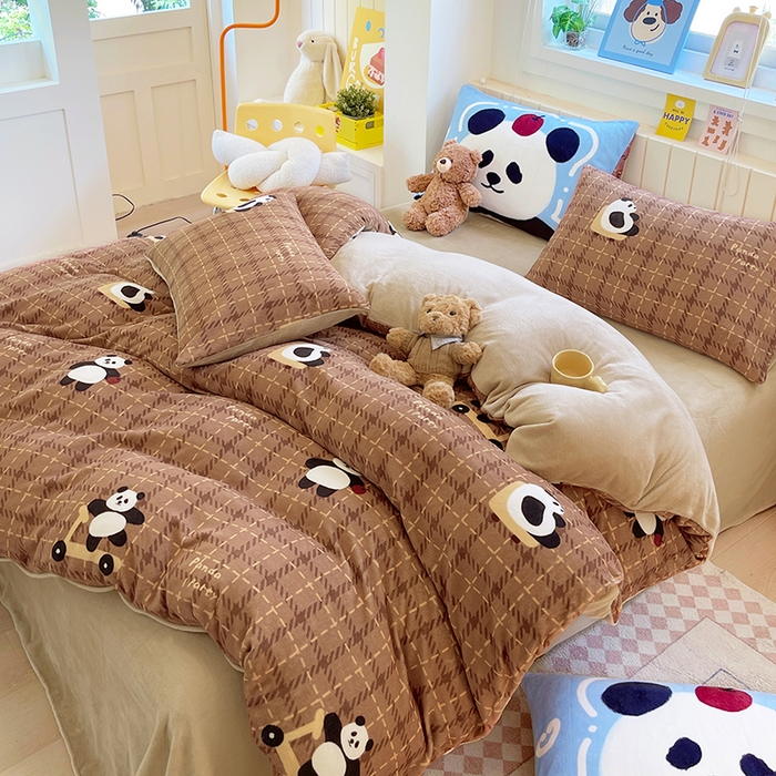 91家纺网 家纺一手货源 找家纺 葡萄家 2025新款高克重印花牛奶绒四件套萌系卡通 滑板熊猫