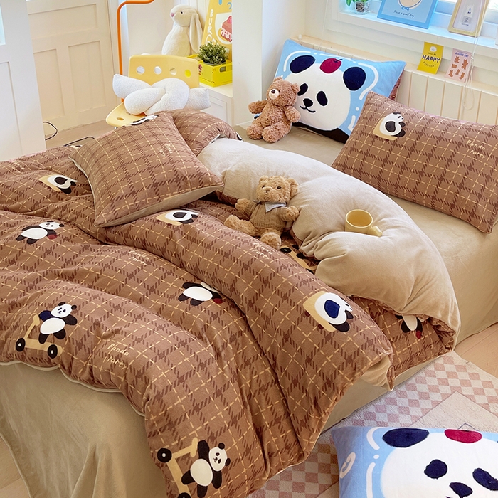 91家纺网 家纺一手货源 找家纺 葡萄家 2025新款高克重印花牛奶绒四件套萌系卡通 滑板熊猫