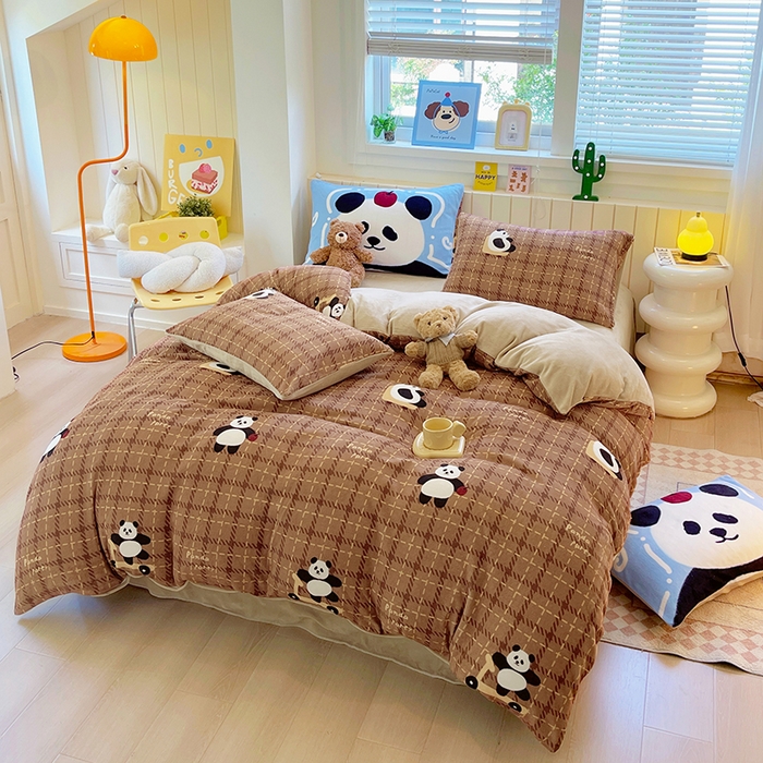 91家纺网 家纺一手货源 找家纺 葡萄家 2025新款高克重印花牛奶绒四件套萌系卡通 滑板熊猫