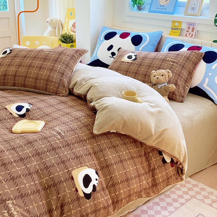 91家纺网 家纺一手货源 找家纺 葡萄家 2025新款高克重印花牛奶绒四件套萌系卡通 滑板熊猫