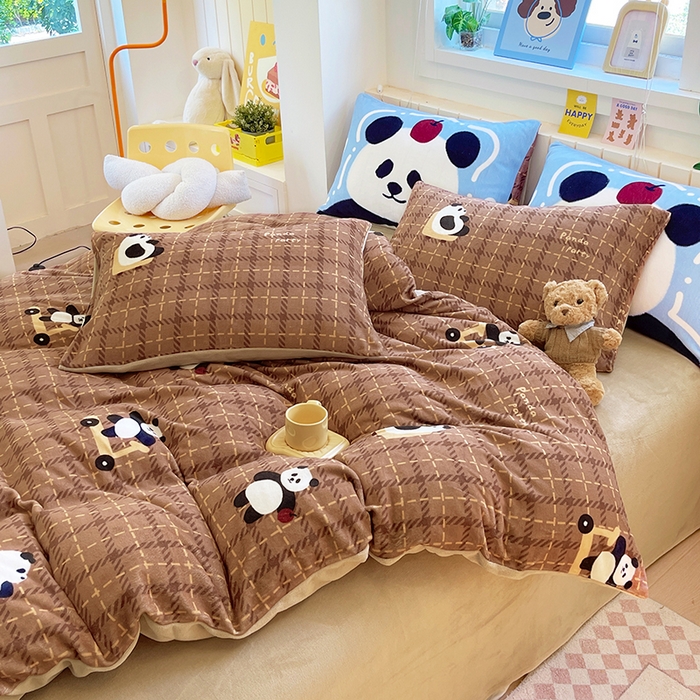 91家纺网 家纺一手货源 找家纺 葡萄家 2025新款高克重印花牛奶绒四件套萌系卡通 滑板熊猫