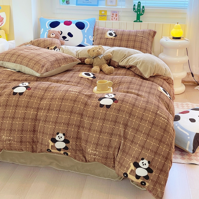 91家纺网 家纺一手货源 找家纺 葡萄家 2025新款高克重印花牛奶绒四件套萌系卡通 滑板熊猫