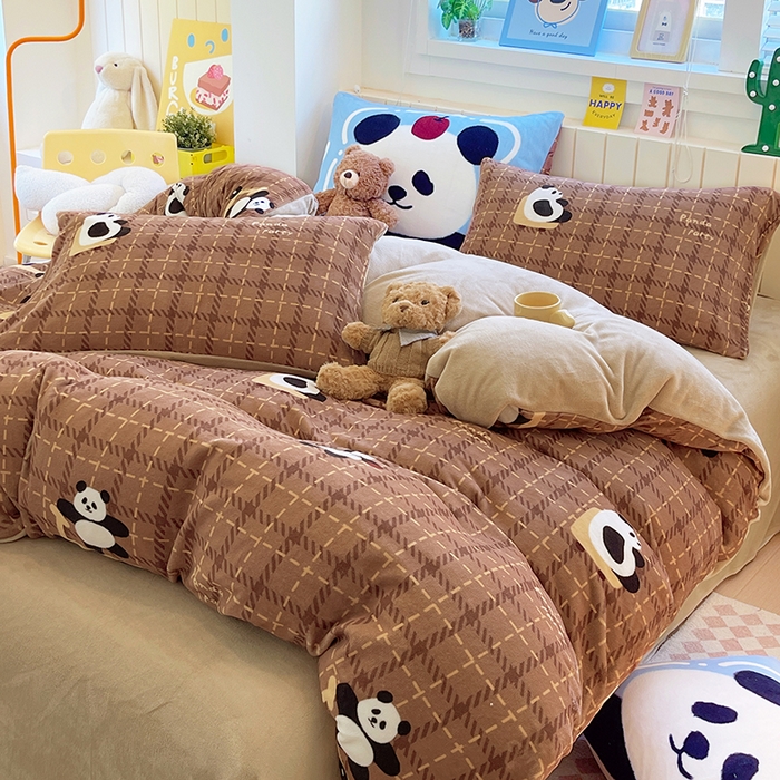 91家纺网 家纺一手货源 找家纺 葡萄家 2025新款高克重印花牛奶绒四件套萌系卡通 滑板熊猫